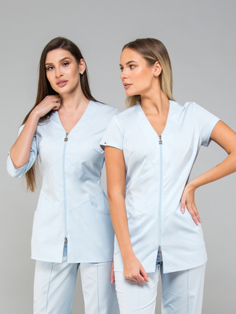 Bluza medyczna dla pielęgniarek z krótkim rękawem LILY - baby blue