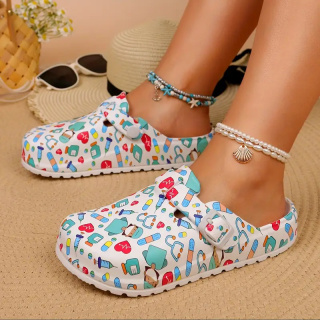 CuteSteps - Buty medyczne – Klapki dla Kobiet z uroczym nadrukiem Pielęgniarka 2 - białe