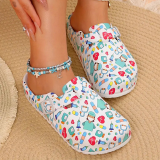 CuteSteps - Buty medyczne – Klapki dla Kobiet z uroczym nadrukiem Pielęgniarka 2 - białe