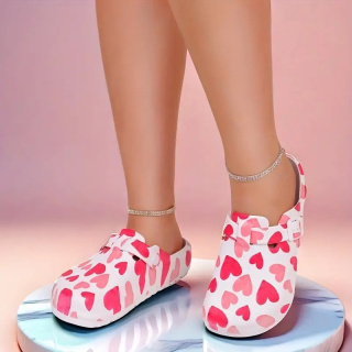 CuteSteps - Buty medyczne – Klapki dla Kobiet z uroczym nadrukiem Serca - białe