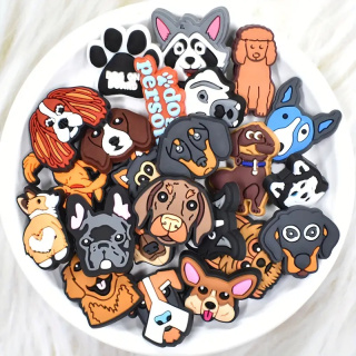 DogPins – Zestaw 10 przypinek do butów z motywem piesków (mix losowy)