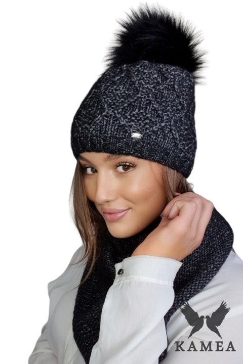 FREZJA- NATURAL POMPON czapka damska merino wool kolor czarny multi - Kamea FREZJA- NATURAL POMPON czapka damska merino wool kolor czarny multi - Kamea